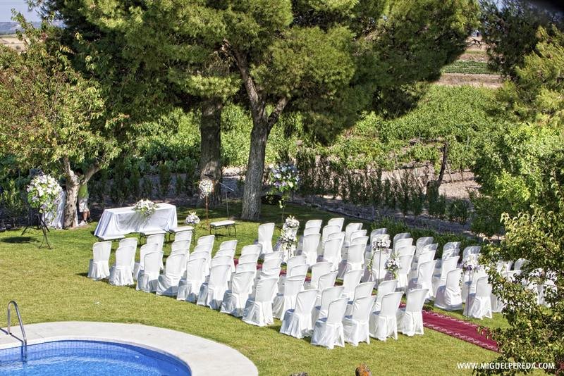 Ceremonia al aire libre en los jardines de Finca La Leyenda